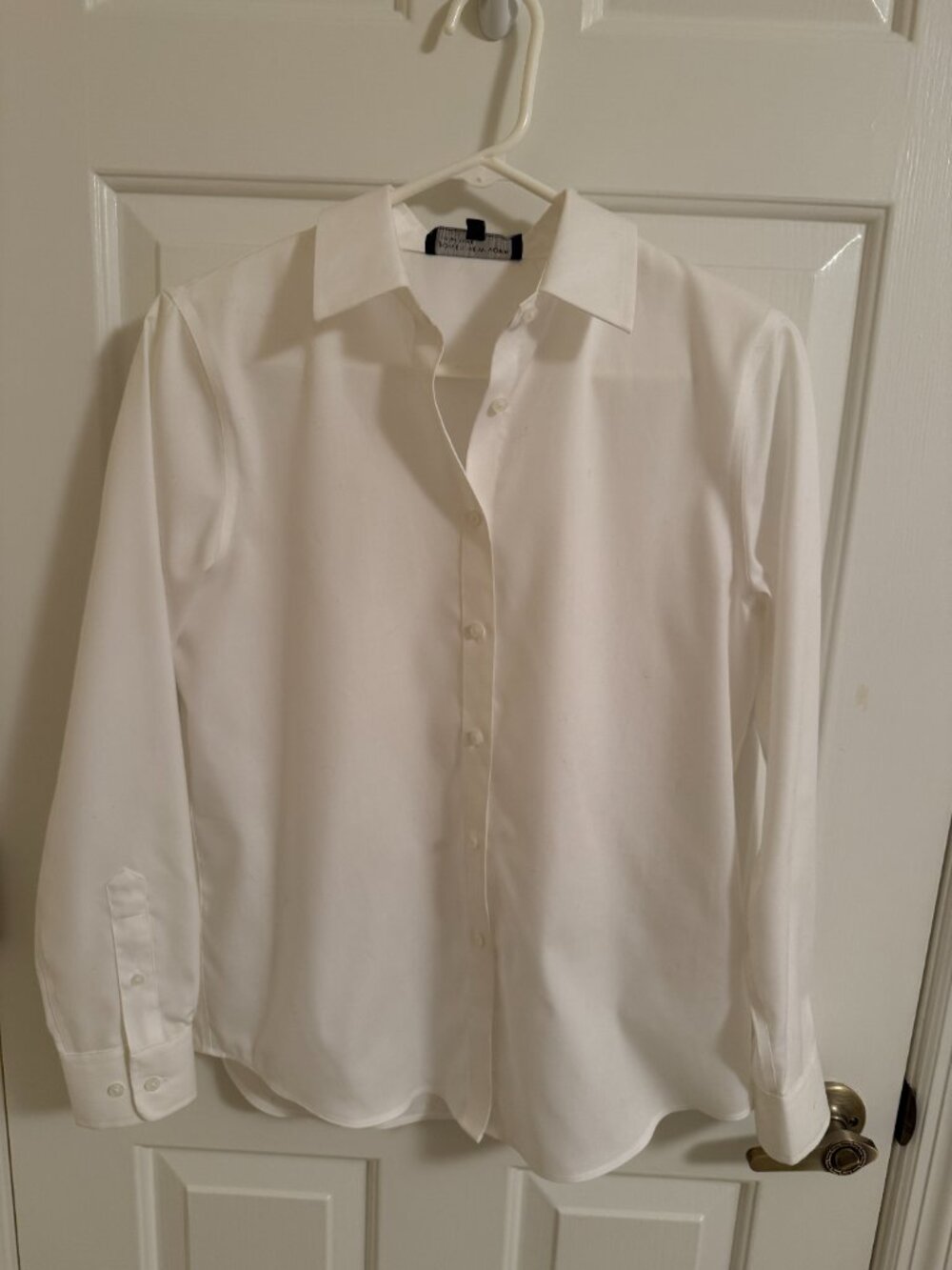 White classic, crisp Jones New York long sleeved shirt  Size small